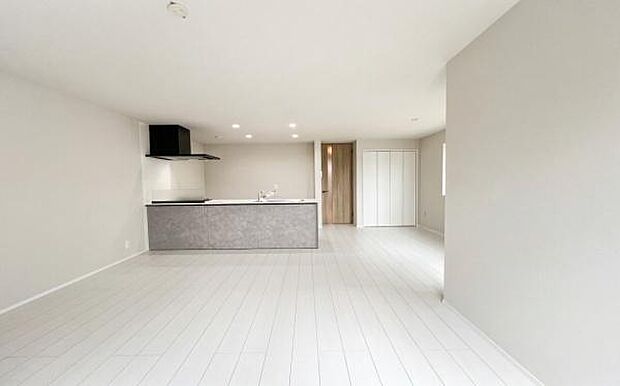 《リビングダイニング》　■大画面ＴＶも余裕、インテリアプランが考えやすいワイドなリビング。家族がしぜんに集まる広さ、お子様が思わず走り出す大空間。