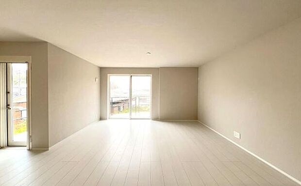 《リビングダイニング》　■豊かな光が照らすこの場所は、たわいもない会話を楽しみ、ゆったりとした時間を過ごす場所。家族の日常が刻まれる大切な空間です。自然光に溢れるこの空間はリフレッシュにピッタリです。