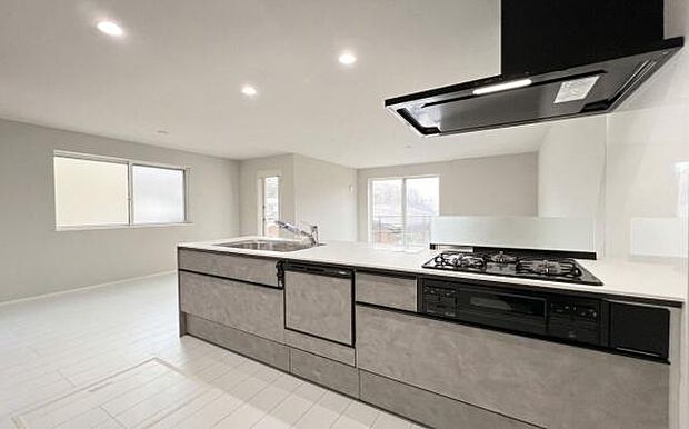 《システムキッチン》　家族が集う楽しく親子の会話も弾むキッチン。明るく清潔で使い勝手のいいキッチンには、いつも家族の笑顔があふれています。