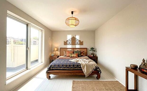 《寝室》　■本画像は家具や小物の配置をCGで作成しており、実際に現地に家具や小物は置かれておりません。また、価格に家具や小物は含まれておりません。