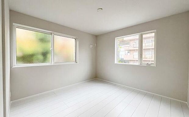 《子供部屋》　■お子様の成長を優しく見守る、明るい子供部屋。遊んだり、学んだり、時には一人の時間を過ごしたりと健やかな毎日を育む大切な場所。未来への第一歩を育む、かけがえのない空間です。