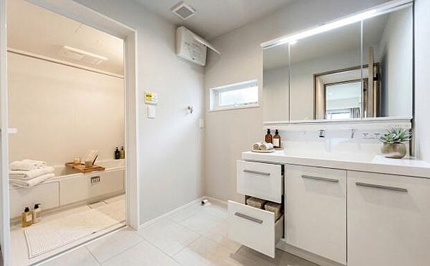 《洗面化粧台》■洗練されたデザインのおしゃれな洗面化粧台。広々とした空間が、贅沢なひとときを演出します。快適さと美しさを兼ね備えた洗面所（小物をCGで作成、実際に小物は配置されていません）