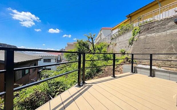 《ウッドデッキ》　■陽だまりの中、木の温もりが広がる特別な場所。ウッドデッキから続く青空と緑が、毎日の暮らしをリゾートに変える。