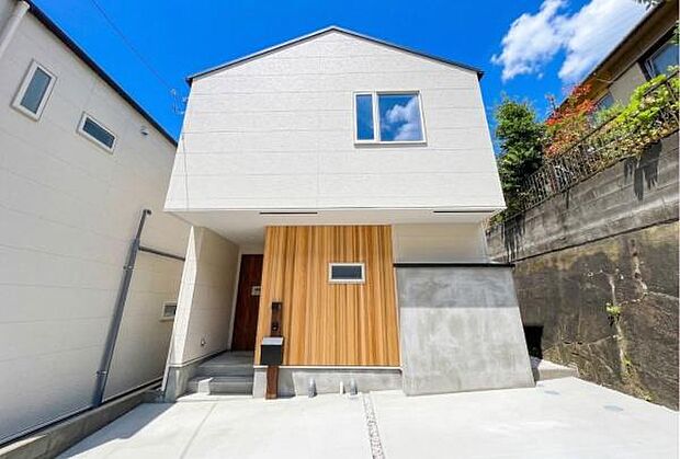 《外観》　■家族みんなが落ち着ける場所。明るい空間で心も暖か、朝から爽やかな気分。寝る時も包みこまれるようにふんわりと。家にいることが心と体に優しい暖かな暮らし。