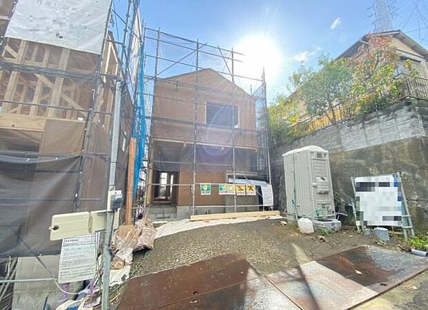 《外観》　■一戸建ての多いエリア、静かで落ち着いた雰囲気。シンプルで美しいフォルム空気までクリーンになるような佇まい。心地よいライフスタイルが実現できるそんな予感。