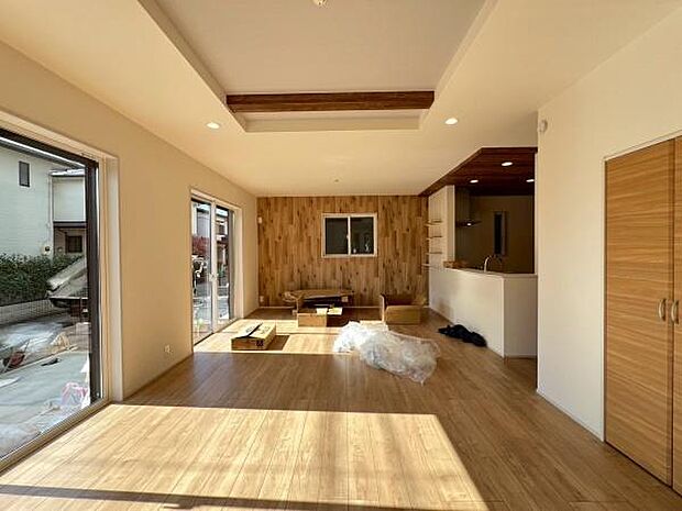 《リビングダイニング》　■開放的で広いリビング。のびのびとくつろげるリビングは、家族のコミュニケーションの場としてみんなが集まる場所に。