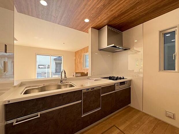 《システムキッチン》　■会話を楽しみながら食事を味わう。一緒にいる時間が楽しい空間。カフェにいるような気分で毎日を過ごしたい。家族でいる時間を柔らかに包み込むインテリア。