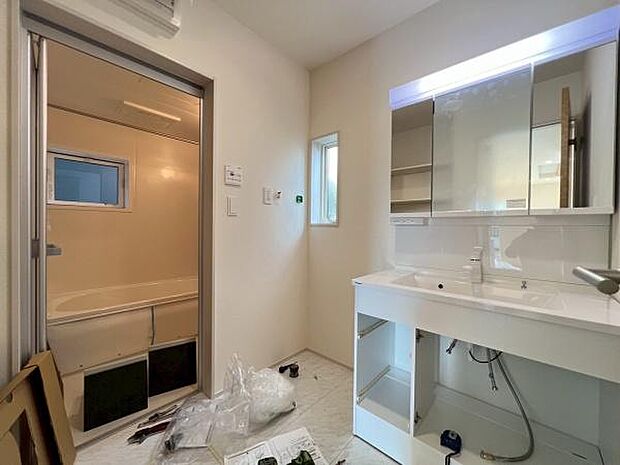 《洗面化粧台》　■使いやすいシャープなデザインの洗面化粧台。