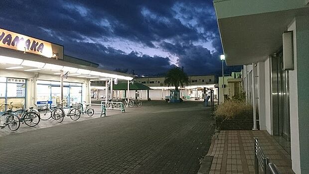 やまか鶴が台店まで1190m、営業時間　9時から20時まで　やまかの店は業界の中では小さいお店です。それはそこに住んでいる住民の方により近い所