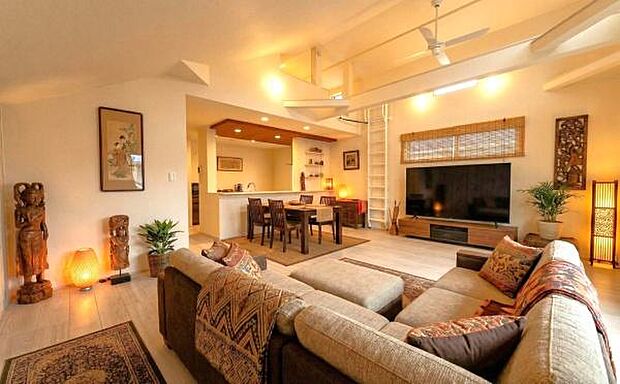 《リビングダイニング》　■本画像は家具や小物の配置をCGで作成しており、実際に現地に家具や小物は置かれておりません。また、価格に家具や小物は含まれておりません。