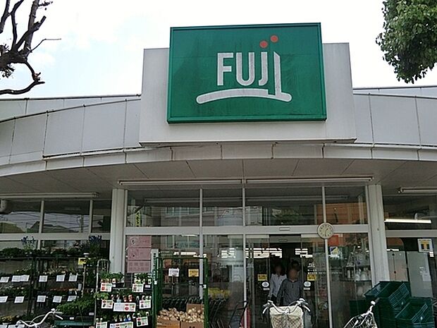 フジスーパー 松が丘店まで565m、営業時間：9:30～21:00　毎週火曜日は火曜スペシャル　雑貨・衣料　1割引き 　毎週土曜日はTポイント3倍
