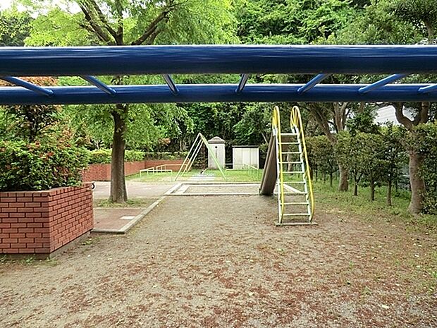 滝ノ入南公園まで5100m、公園の設備にはトイレ、水飲み・手洗い場があります。遊び場には砂場、ブランコすべり台があります。