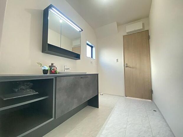 《洗面所》　■広いパウダールームで朝の身支度も気持ちよくできそうです。