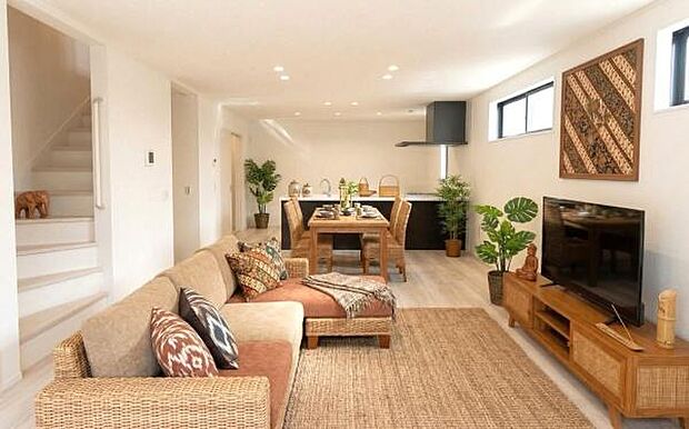 《リビングダイニング》　■本画像は家具家電や小物の配置をCGで作成しており、実際に現地に家具家電や小物は置かれておりません。また、価格に家具家電や小物は含まれておりません。