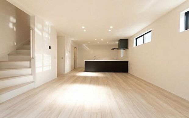 《リビングダイニング》　■大画面ＴＶも余裕、インテリアプランが考えやすいワイドなリビング。家族がしぜんに集まる広さ、お子様が思わず走り出す大空間。