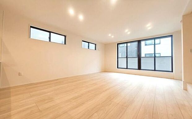 《リビングダイニング》　■開放的で広いリビング。のびのびとくつろげるリビングは、家族のコミュニケーションの場として、みんなが集まる憩いの場所に。