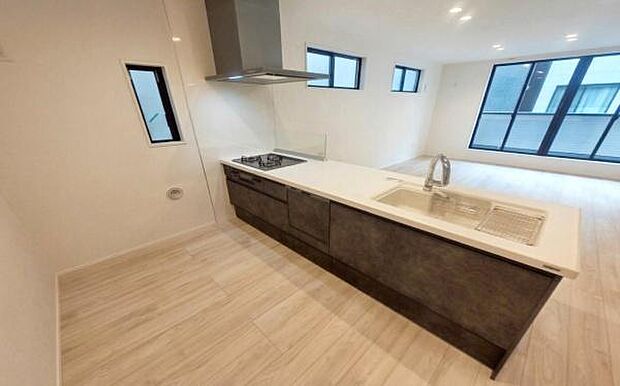 《システムキッチン》　■大型冷蔵庫や食器棚を置いても余裕なスペース。奥様の料理の腕も上がりそうな予感。