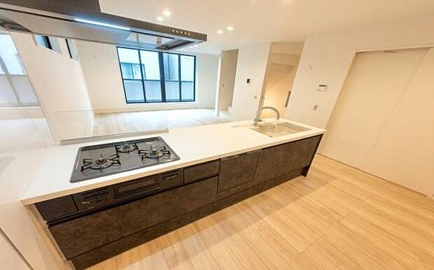 《システムキッチン》　■家族が集う楽しく親子の会話も弾む対面キッチン。明るく清潔で使い勝手のいいキッチンには、いつも家族の笑顔があふれています。