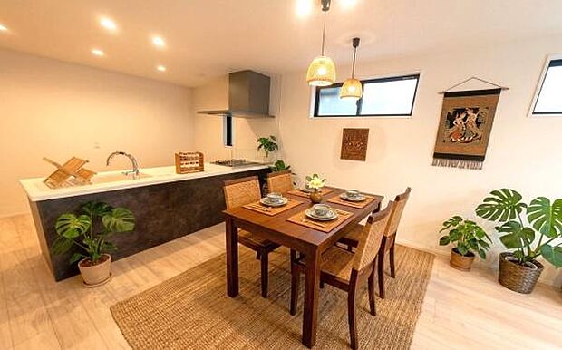 《ダイニングキッチン》　■人気の対面キッチン。家族団らんの食卓。本画像は家具家電や小物の配置をCGで作成しており、実際に現地に家具家電は置かれておりません。また、価格に家具家電は含まれておりません。