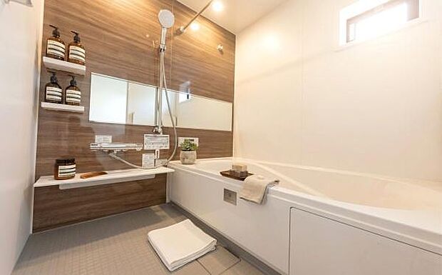 《浴室》　■ホテルライクな上質バスタイムが毎日叶う！温もりと清潔感が融合した広々浴室。湯船に身を沈めれば、疲れが溶けていく贅沢なひとときを。（小物をCGで作成、実際に小物は配置されていません）