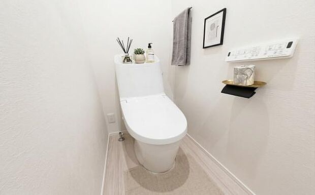 《トイレ》　■清潔感あふれる温水洗浄便座付きトイレ。ナチュラルな雑貨が彩る癒しの空間は、毎日の暮らしに心地よいゆとりをもたらします。（小物をCGで作成、実際に小物は配置されていません）