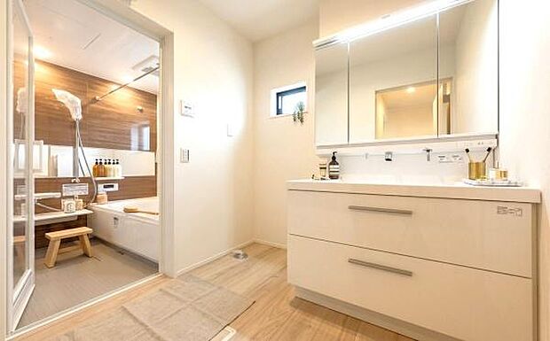 《洗面化粧台》■洗練されたデザインのおしゃれな洗面化粧台。広々とした空間が、贅沢なひとときを演出します。快適さと美しさを兼ね備えた洗面所（小物をCGで作成、実際に小物は配置されていません）