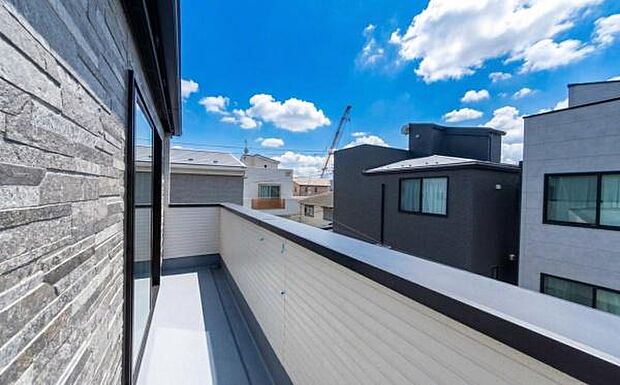 《ルーフバルコニー》　■陽当りも良く、洗濯物も良く乾きそうです。目の前には気持ちの良い青空が広がります。