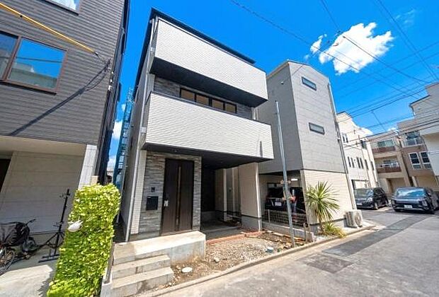 《前面道路》　■豊かな光が照らすこの場所は、たわいもない会話を楽しみ、ゆったりとした時間を過ごす場所。家族の日常が刻まれる大切な空間です。