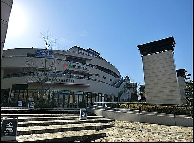 マルエツ磯子店まで929m、複合商業施設ヒルトップモール内にある、高品質のＰＢ商品や豊富なお惣菜、新鮮な生鮮食品も魅力のスーパー。駐車場あり。