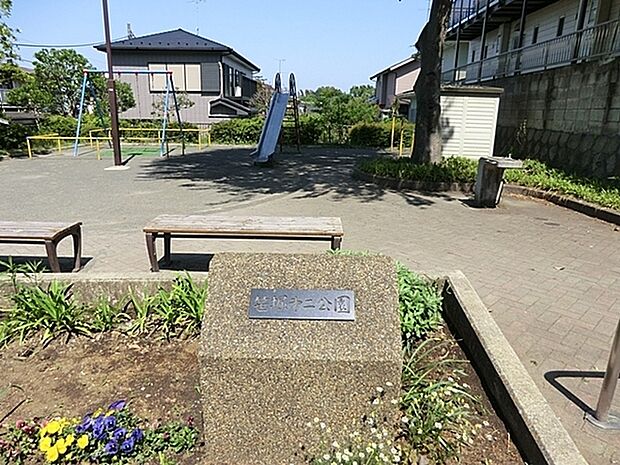 笹堀第二公園まで720m、ブランコと小さな砂場があります。
