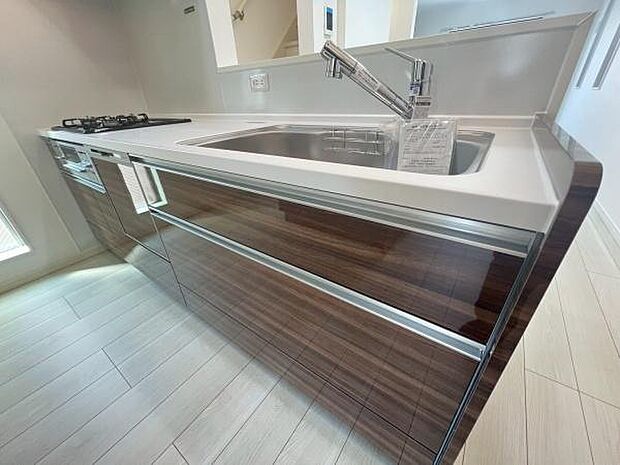 《キッチン》　■お手入れしやすくきれいなキッチン。お料理の始めから後片付けまで楽しい時間になりそうです。