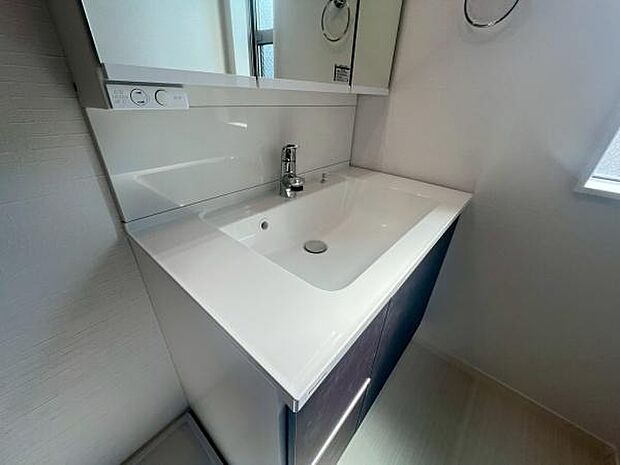 《洗面化粧台》　■使いやすいシャープなデザインの洗面化粧台。