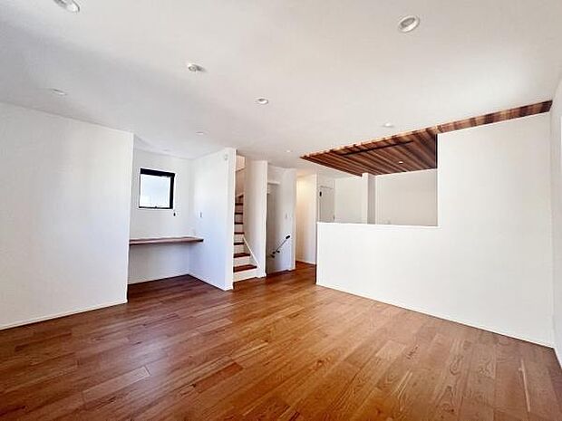 《リビングダイニング》　■家族が自然と集まって、思い思いにくつろぎ、遊び、語らう、やすらぎの空間。