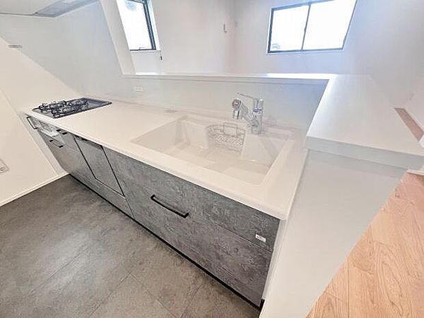 《システムキッチン》　■お手入れしやすくきれいなキッチン。お料理の始めから後片付けまで楽しい時間になりそうです。