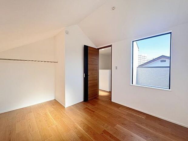 《寝室》　■心地よい眠りへといざなう落ち着いた雰囲気の寝室