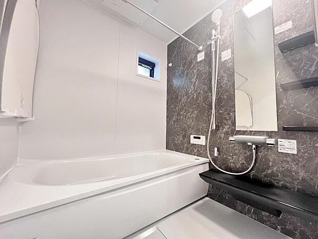 《浴室》　■体を洗う、温まるだけの場所から心身ともに快適な空間へと進化したバスルーム。一日の疲れが癒される優雅な時間を堪能してください。