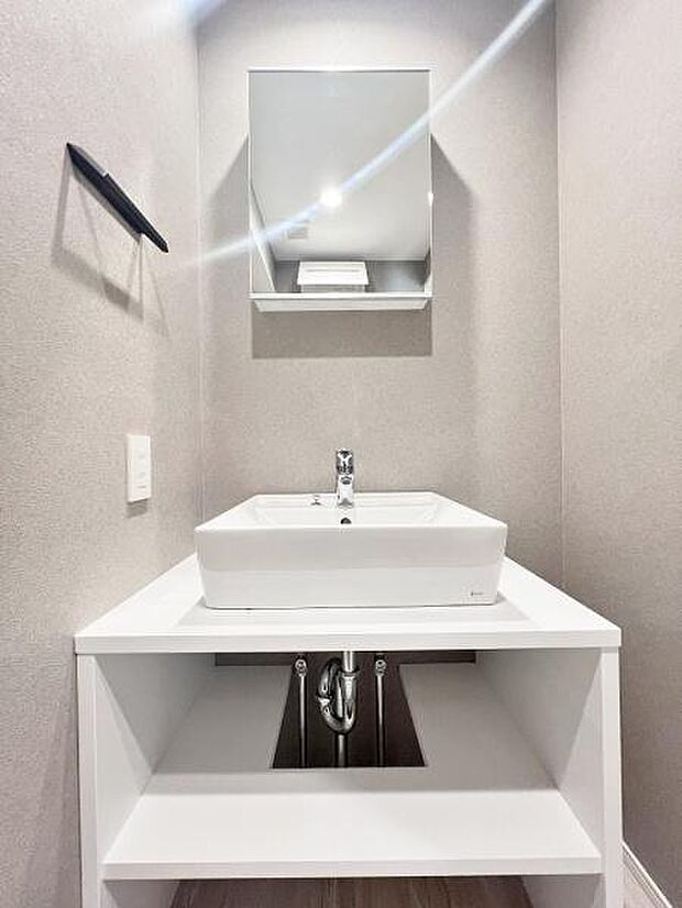 《洗面化粧台》　■使いやすいシャープなデザインの洗面化粧台。