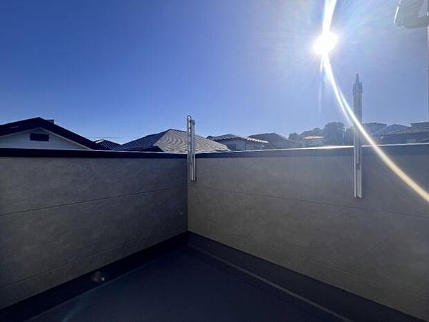 《バルコニー》　■さわやかな風が通り暖かい光がふりそそぐバルコニー