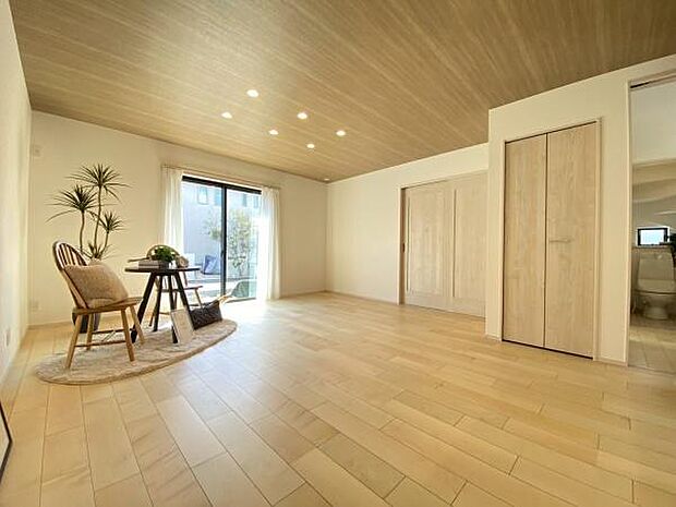 《リビングダイニング》　■家族が自然と集まって、思い思いにくつろぎ、遊び、語らう、やすらぎの空間。