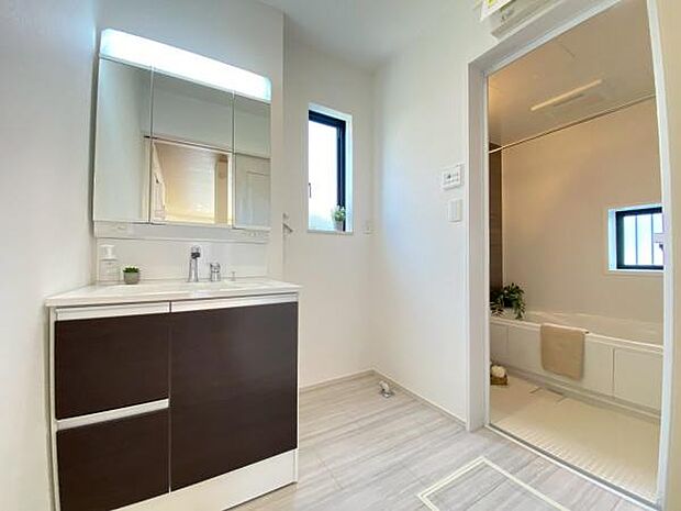 《洗面化粧台》　■使いやすいシャープなデザインの洗面化粧台。