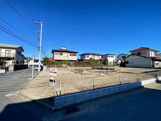 スタイリッシュでモダンな外観のお住まいを建築予定です。最新の住宅設備と配慮された生活動線の間取で建てられる現地とあわせて、市内にありますモデルハウスとあわせて現地をご覧ください。