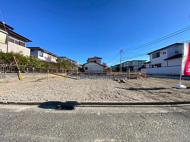 低層の住宅が立ち並ぶ住宅地に佇む、スタイリッシュな外観のお住まいを予定しております♪前面道路の幅員は7m以上と広く、道路と敷地の間に高低差がないのでお車の出し入れしやすい立地です!