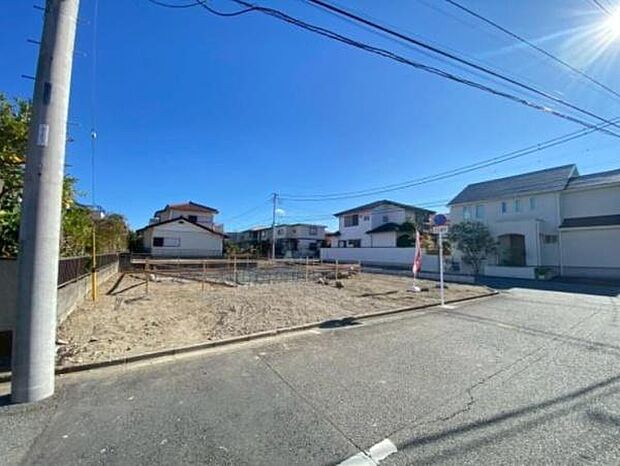 《前面道路》　■前面道路が広く、開放的です。日当たりも良好です。