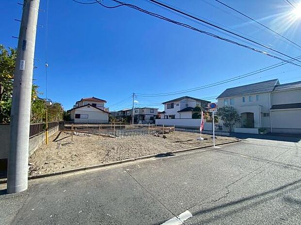 《前面道路》 ■前面道路が広く、開放的です。日当たりも良好です。