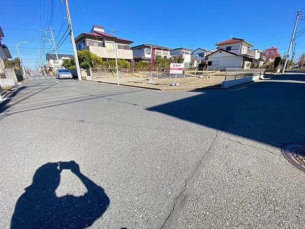 《前面道路》 ■道路と敷地はフラットな地形です。