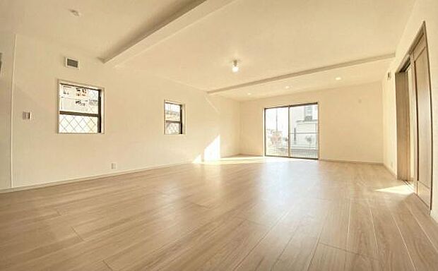 《リビングダイニング》　■開放的で広いリビング。のびのびとくつろげるリビングは、家族のコミュニケーションの場として、みんなが集まる憩いの場所に。