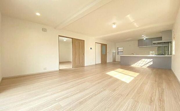 《リビングダイニング》　■上質な時間を育む暮らしのメインステージ。寛ぎとご家族とのコミュニケーションを育む居心地のよい場所。この明るい空間は家族に安らぎを与えて、落ち着いた心地よい空間になるでしょう。