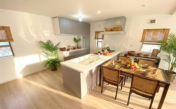《ダイニングキッチン》　■本画像の家具や小物はCGで作成しており、実際に現地に家具は置かれておりません。また、価格に家具は含まれておりません。