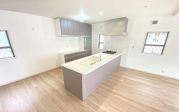 《リビングダイニング》　■会話を楽しみながら食事を味わう。一緒にいる時間が楽しい空間。カフェにいるような気分で毎日を過ごしたい。家族でいる時間を柔らかに包み込むインテリア。