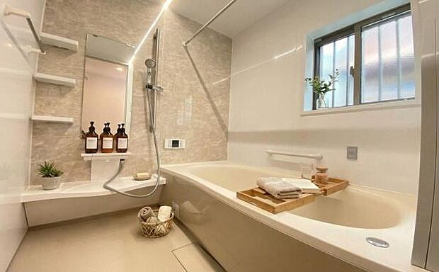 《浴室》　■ゆったり足を伸ばせる浴槽。お子様と一緒でもゆとりの1坪タイプ。1日の疲れを癒してくれるバスタイム。